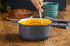 Saveur Selects Série Voyage - Cocotte en Fonte - 25 cm - Avec Couvercle Léger à Double Paroi - Gris - Convient à l'Induction - Sans PFAS - Garantie à Vie