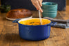 Saveur Selects Série Voyage - Cocotte en Fonte - 25 cm - Avec Couvercle Léger Double Paroi - Bleu Classique - Convient à l'Induction - Sans PFAS - Garantie à Vie