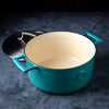 Saveur Selects Série Voyage - Casserole en Fonte - 25 cm - Avec Couvercle Léger à Double Paroi - Bleu Saveur - Convient à l'Induction - Sans PFAS - Garantie à Vie