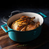 Saveur Selects Série Voyage - Cocotte Ovale en Fonte - 30 cm - Cocotte avec couvercle léger à double paroi - Bleu Saveur - Convient à l'induction et à toutes les autres sources de chaleur